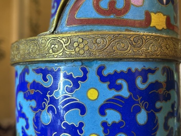 Grande verseuse de type 'duomuhu' en &eacute;maux cloisonn&eacute;s de style tib&eacute;tain, Chine, R&eacute;publique