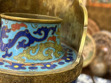 Grande verseuse de type 'duomuhu' en &eacute;maux cloisonn&eacute;s de style tib&eacute;tain, Chine, R&eacute;publique