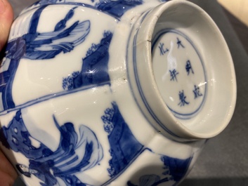 Bol en porcelaine de Chine en bleu et blanc figurant des longues dames et des gar&ccedil;ons jouant, marque de Chenghua, Kangxi