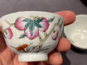 Cinq bols en porcelaine de Chine famille rose &agrave; d&eacute;cor de neuf p&ecirc;ches et une coupe aux poires de baumier, marque de Ju Ren Tang 居仁堂製, 19/20&egrave;me