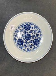 Twee Chinese blauw-witte 'lotus' borden, Qianlong merk en periode