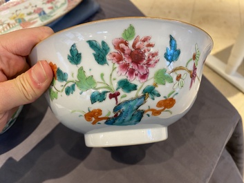 Paire de bols en porcelaine de Chine famille rose &agrave; d&eacute;cor floral, marque et &eacute;poque de Qianlong