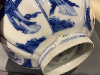 Bol en porcelaine de Chine en bleu et blanc figurant des longues dames et des gar&ccedil;ons jouant, marque de Chenghua, Kangxi