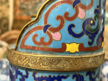 Grande verseuse de type 'duomuhu' en &eacute;maux cloisonn&eacute;s de style tib&eacute;tain, Chine, R&eacute;publique