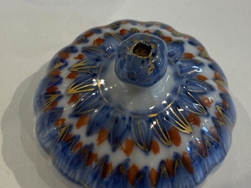 Six th&eacute;i&egrave;res en porcelaine de Chine en bleu et blanc, famille verte et de style Imari, Kangxi/Yongzheng