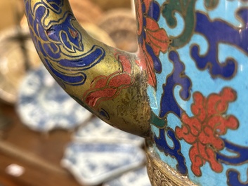 Grande verseuse de type 'duomuhu' en &eacute;maux cloisonn&eacute;s de style tib&eacute;tain, Chine, R&eacute;publique