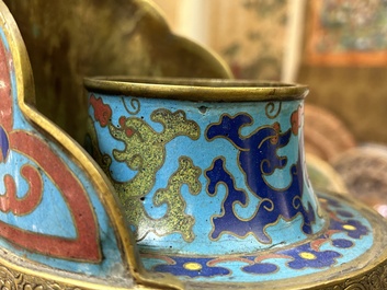 Grande verseuse de type 'duomuhu' en &eacute;maux cloisonn&eacute;s de style tib&eacute;tain, Chine, R&eacute;publique