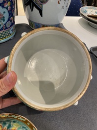 Een Chinese famille rose 'kamcheng' dekselkom voor de Straits of Peranakan markt, 19e eeuw