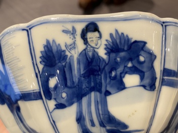 Bol en porcelaine de Chine en bleu et blanc figurant des longues dames et des gar&ccedil;ons jouant, marque de Chenghua, Kangxi
