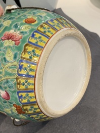 Een Chinese famille rose 'kamcheng' dekselkom voor de Straits of Peranakan markt, 19e eeuw