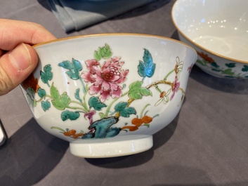 Paire de bols en porcelaine de Chine famille rose &agrave; d&eacute;cor floral, marque et &eacute;poque de Qianlong