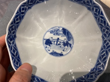Bol en porcelaine de Chine en bleu et blanc figurant des longues dames et des gar&ccedil;ons jouant, marque de Chenghua, Kangxi