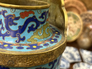 Grande verseuse de type 'duomuhu' en &eacute;maux cloisonn&eacute;s de style tib&eacute;tain, Chine, R&eacute;publique