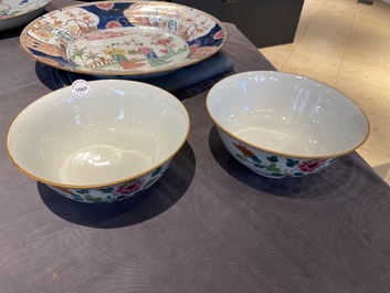 Paire de bols en porcelaine de Chine famille rose &agrave; d&eacute;cor floral, marque et &eacute;poque de Qianlong