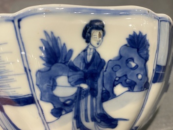 Bol en porcelaine de Chine en bleu et blanc figurant des longues dames et des gar&ccedil;ons jouant, marque de Chenghua, Kangxi