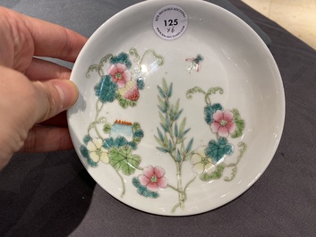 Cinq bols en porcelaine de Chine famille rose &agrave; d&eacute;cor de neuf p&ecirc;ches et une coupe aux poires de baumier, marque de Ju Ren Tang 居仁堂製, 19/20&egrave;me
