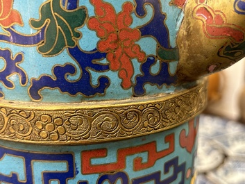 Grande verseuse de type 'duomuhu' en &eacute;maux cloisonn&eacute;s de style tib&eacute;tain, Chine, R&eacute;publique