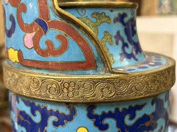 Grande verseuse de type 'duomuhu' en &eacute;maux cloisonn&eacute;s de style tib&eacute;tain, Chine, R&eacute;publique