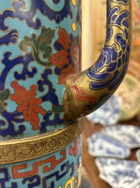 Grande verseuse de type 'duomuhu' en &eacute;maux cloisonn&eacute;s de style tib&eacute;tain, Chine, R&eacute;publique