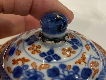 Six th&eacute;i&egrave;res en porcelaine de Chine en bleu et blanc, famille verte et de style Imari, Kangxi/Yongzheng