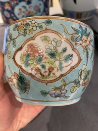Bol couvert de type 'chupu' en porcelaine de Chine famille rose pour le march&eacute; Straits ou Peranakan, 19&egrave;me