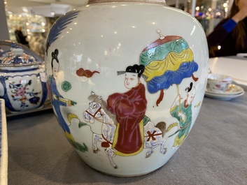 A Chinese famille rose jar and a rectangular blue and white jardini&egrave;re, 18/19th C.