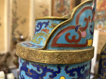Grande verseuse de type 'duomuhu' en &eacute;maux cloisonn&eacute;s de style tib&eacute;tain, Chine, R&eacute;publique