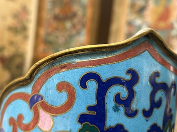 Grande verseuse de type 'duomuhu' en &eacute;maux cloisonn&eacute;s de style tib&eacute;tain, Chine, R&eacute;publique