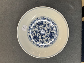Twee Chinese blauw-witte 'lotus' borden, Qianlong merk en periode