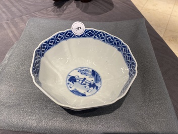 Bol en porcelaine de Chine en bleu et blanc figurant des longues dames et des gar&ccedil;ons jouant, marque de Chenghua, Kangxi