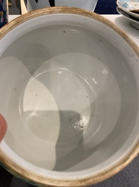 Een Chinese famille rose 'kamcheng' dekselkom voor de Straits of Peranakan markt, 19e eeuw