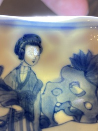 Bol en porcelaine de Chine en bleu et blanc figurant des longues dames et des gar&ccedil;ons jouant, marque de Chenghua, Kangxi