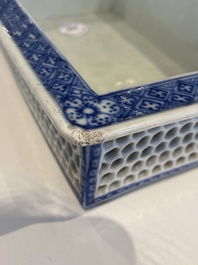 A Chinese famille rose jar and a rectangular blue and white jardini&egrave;re, 18/19th C.