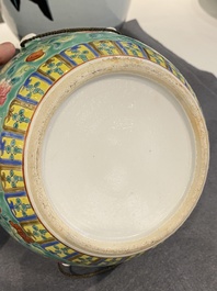 Een Chinese famille rose 'kamcheng' dekselkom voor de Straits of Peranakan markt, 19e eeuw