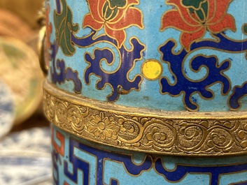 Grande verseuse de type 'duomuhu' en &eacute;maux cloisonn&eacute;s de style tib&eacute;tain, Chine, R&eacute;publique