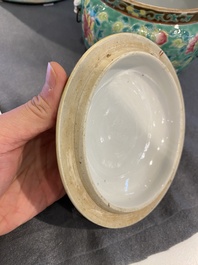 Een Chinese famille rose 'kamcheng' dekselkom voor de Straits of Peranakan markt, 19e eeuw