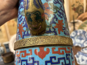Grande verseuse de type 'duomuhu' en &eacute;maux cloisonn&eacute;s de style tib&eacute;tain, Chine, R&eacute;publique
