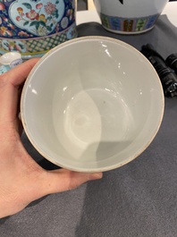 Bol couvert de type 'chupu' en porcelaine de Chine famille rose pour le march&eacute; Straits ou Peranakan, 19&egrave;me