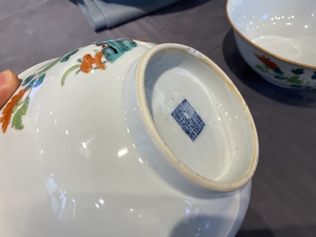 Paire de bols en porcelaine de Chine famille rose &agrave; d&eacute;cor floral, marque et &eacute;poque de Qianlong