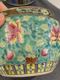 Een Chinese famille rose 'kamcheng' dekselkom voor de Straits of Peranakan markt, 19e eeuw