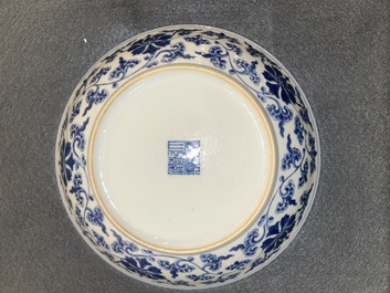 Twee Chinese blauw-witte 'lotus' borden, Qianlong merk en periode