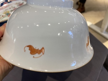 Paire de bols en porcelaine de Chine famille rose &agrave; d&eacute;cor floral, marque et &eacute;poque de Qianlong