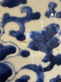 Vase en porcelaine de Chine en bleu et blanc &agrave; d&eacute;cor de rinceaux de fleurs, &eacute;poque Transition