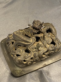 Br&ucirc;le-parfum aux dragons et son couvercle ajour&eacute; sur son support en bronze, Chine, 17&egrave;me