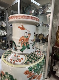 A fine Chinese famille verte rouleau vase, 19th C.