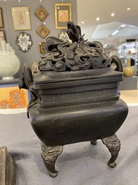 Br&ucirc;le-parfum aux dragons et son couvercle ajour&eacute; sur son support en bronze, Chine, 17&egrave;me