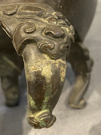 Br&ucirc;le-parfum aux dragons et son couvercle ajour&eacute; sur son support en bronze, Chine, 17&egrave;me