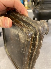 Br&ucirc;le-parfum aux dragons et son couvercle ajour&eacute; sur son support en bronze, Chine, 17&egrave;me