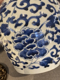 Vase en porcelaine de Chine en bleu et blanc &agrave; d&eacute;cor de rinceaux de fleurs, &eacute;poque Transition