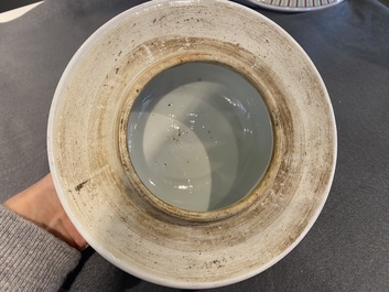 Een paar Chinese famille rose dekselvazen, 19e eeuw